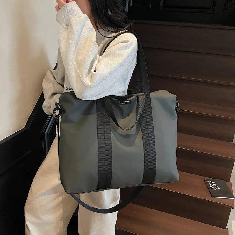 Lightweight Oxford cloth tote travel storage bag in solid colour with 20-35L capacity.