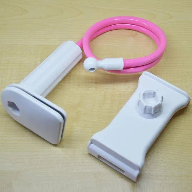 Bedside long-arm mobile phone holder in aluminium alloy and plastic on a table.