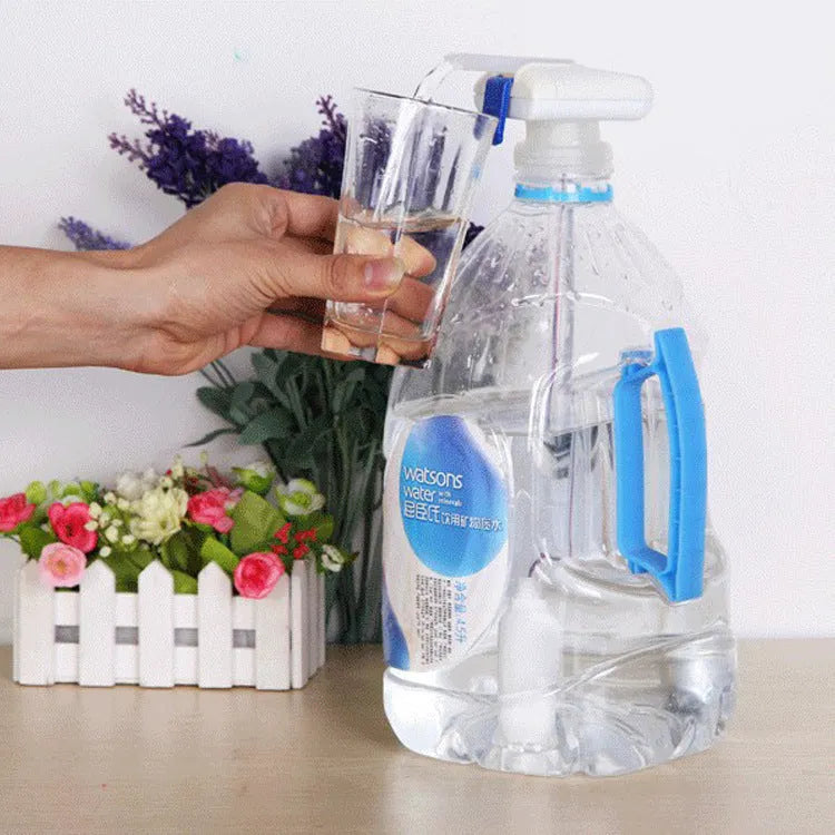 Manual beverage pumping device with long straw and blue press handle on a colour box.