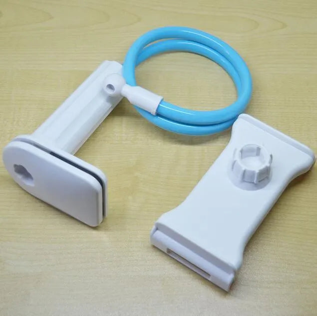 Bedside long-arm mobile phone holder in aluminium alloy and plastic on a table.