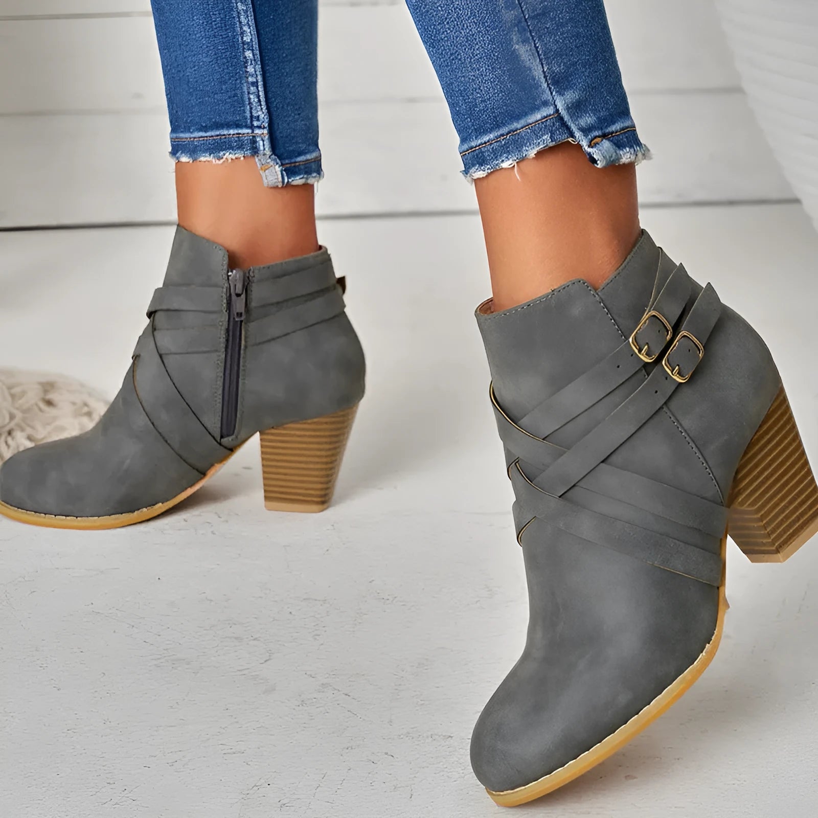 Grey ankle boot with a side zipper, 7cm rubber heel, and decorative buckle, shown on a plus-size mannequin foot.