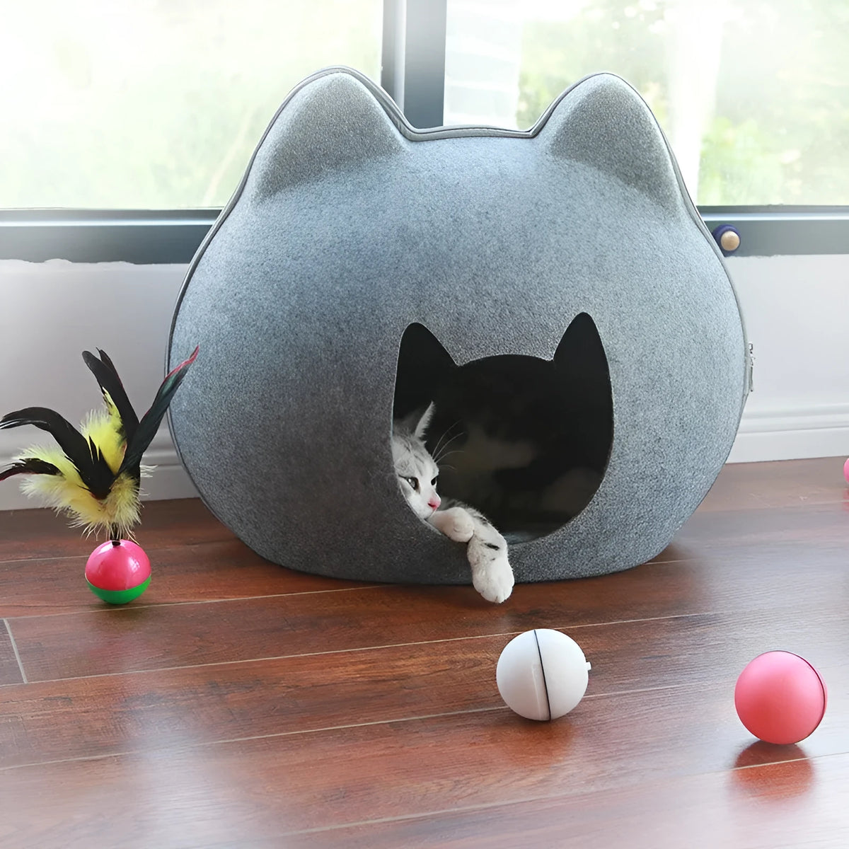 Enclosed felt cat house in grey, 54x38x45cm, with cat entering