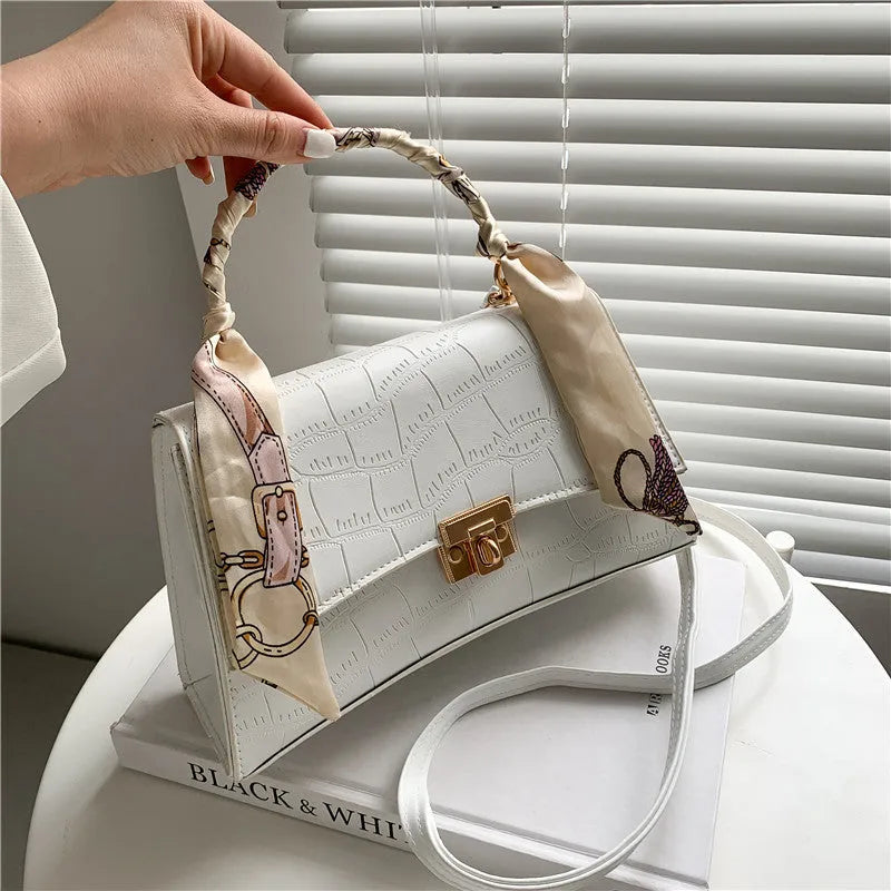 PU leather crossbody bag in solid colour with crocodile pattern and sewing line, 25x15x9.5cm size, white background
