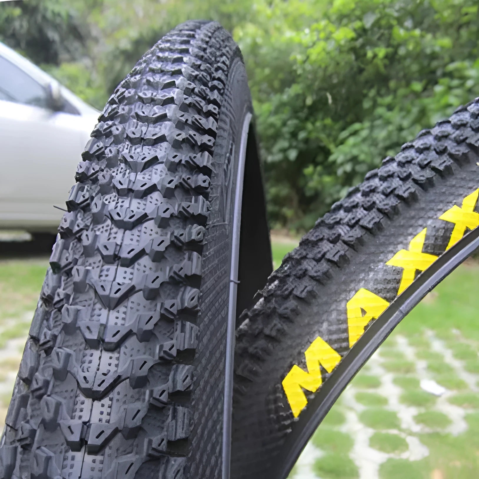 Ultralight mountain bike tyre with reinforced black sidewall shown next to size and weight specifications.