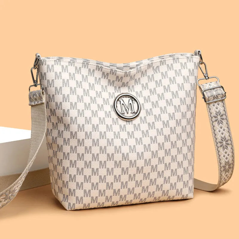 PU leather dumpling-shaped shoulder bag in black colour with zipper compartment interior