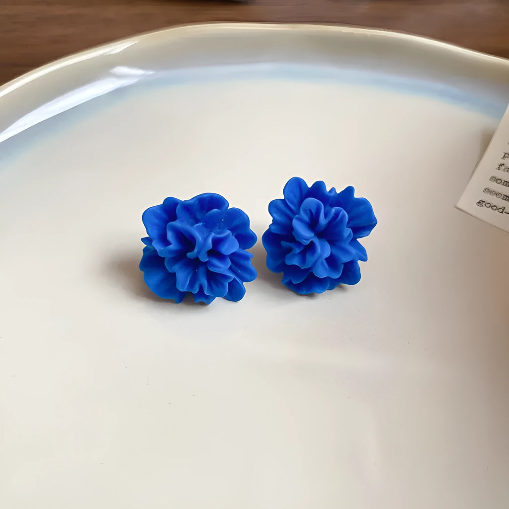 Geometric women's earrings with round elements in silver needle and blue resin flower colours on cloth base