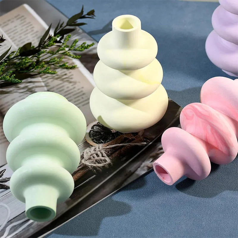 Silicone mould for making three-layer circle vase ornaments in small or large size.