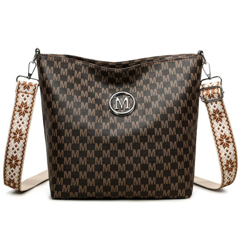 PU leather dumpling-shaped shoulder bag in black colour with zipper compartment interior
