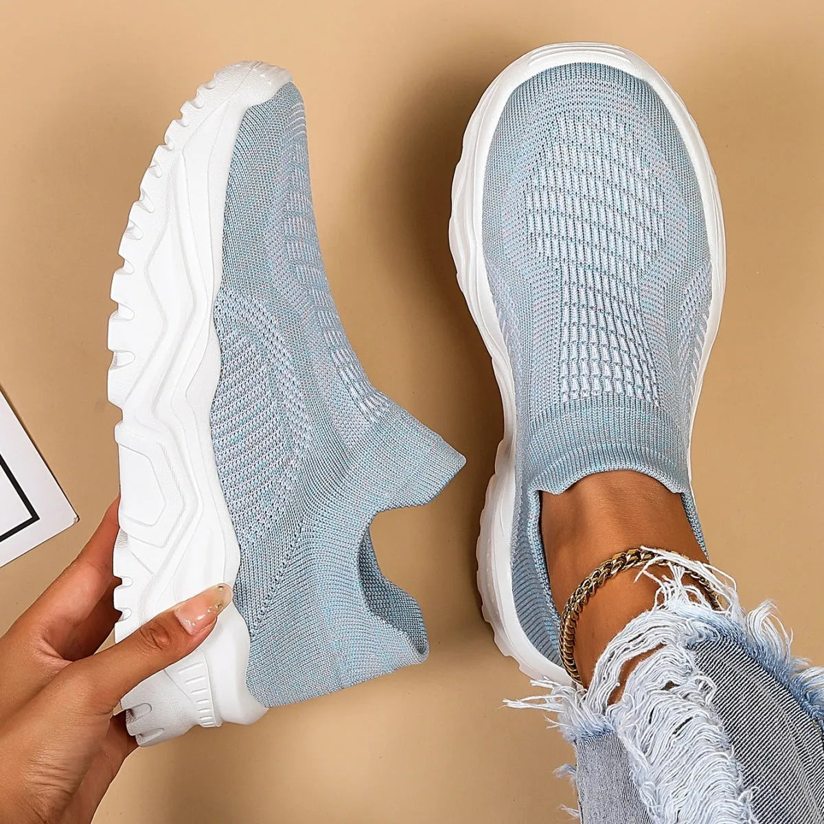 Women's light blue mesh slip-on sports shoes with round toe and 3-5 cm heel