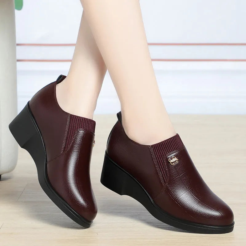 Women's wedge heel casual shoes in black, PU upper, round toe, low top design