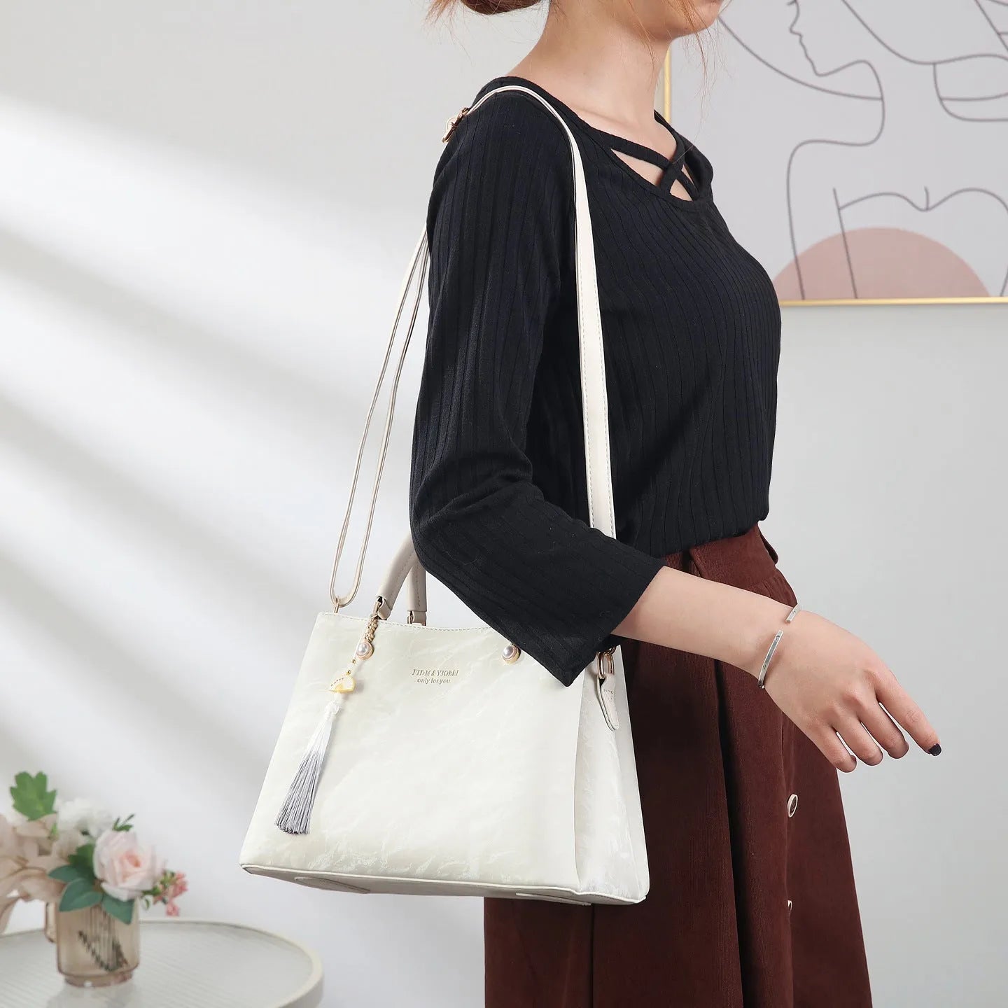 Women's large capacity PU leather handbag in horizontal square shape with outer slit pocket