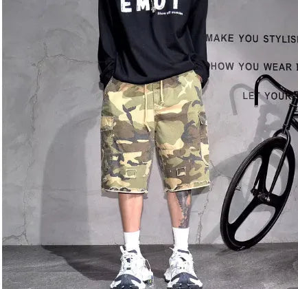 American retro style camouflage shorts in loose fit with cropped pants length