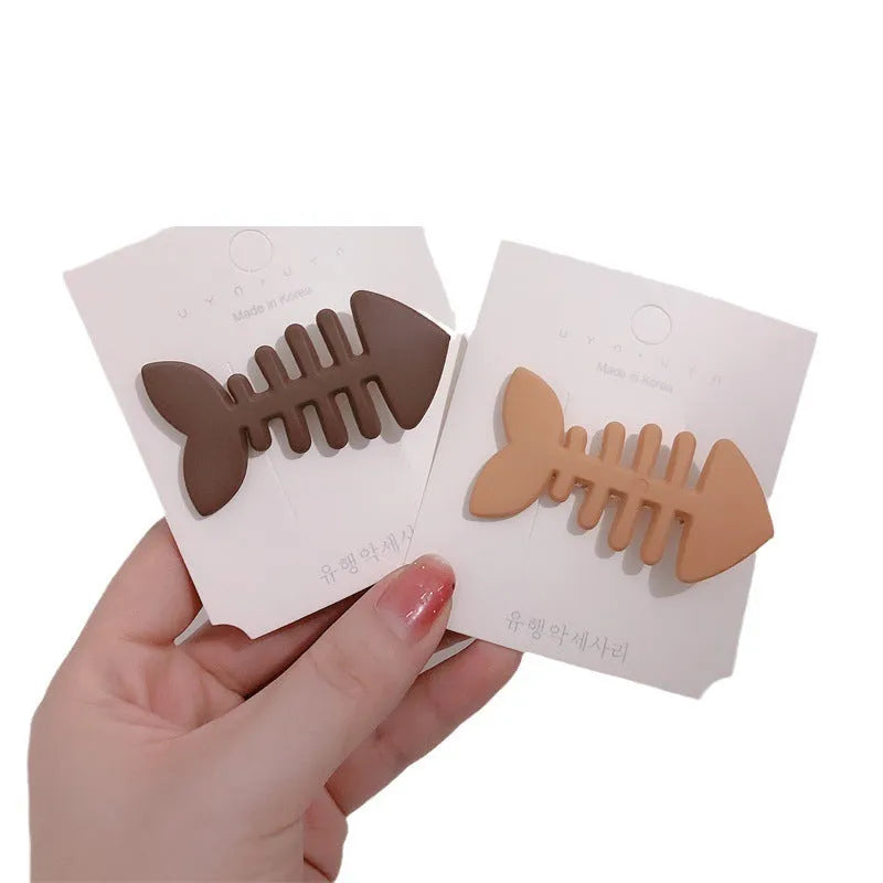 Minimalist fishbone design duckbill clip barrette for side bangs in neutral colours