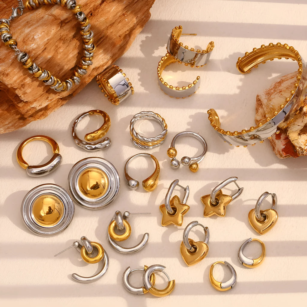 Geometric gold-plated jewellery set with earrings, necklace and bracelet