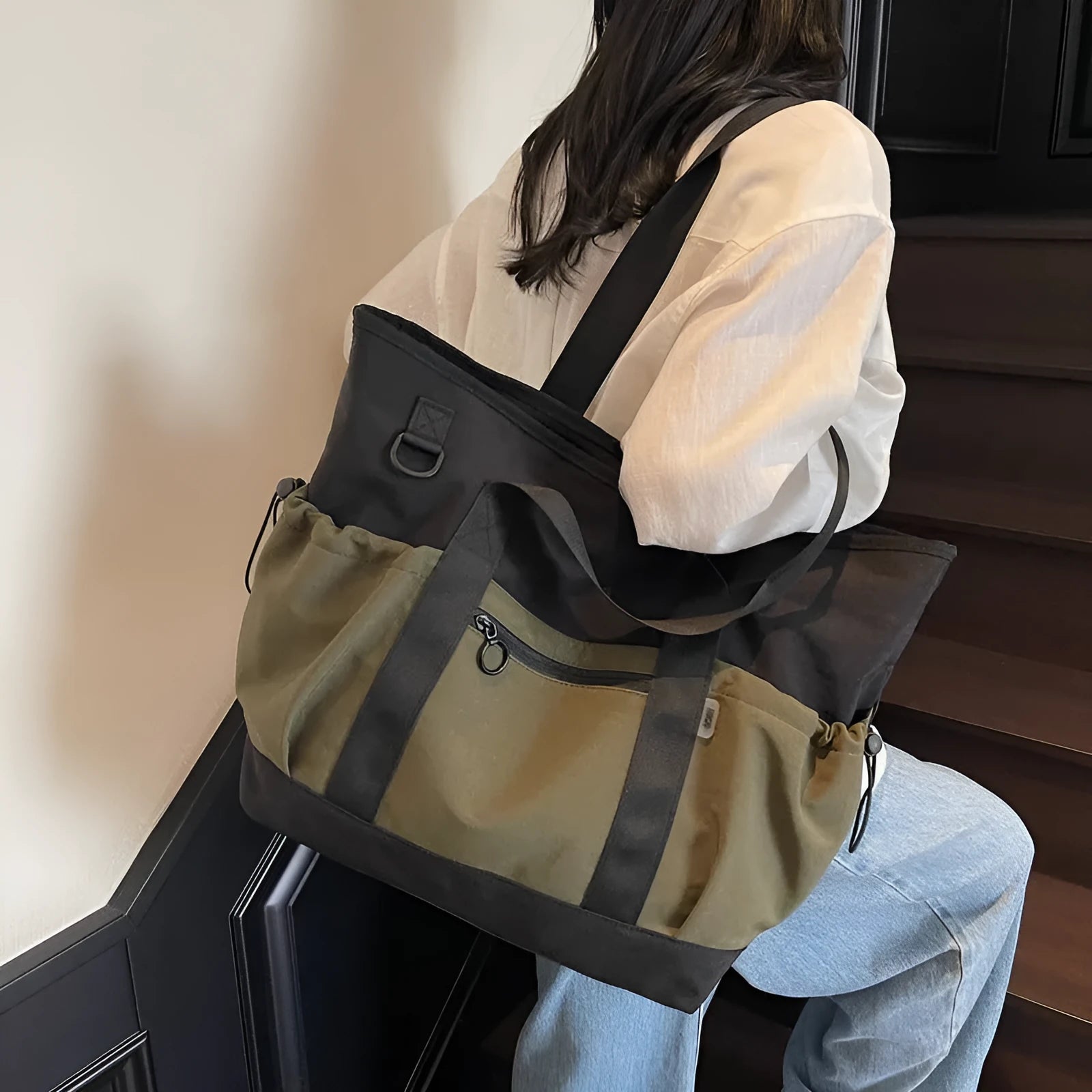 Lightweight Oxford cloth travel bag for women in grey, shown with a letter-pattern lining and holding a yoga mat.