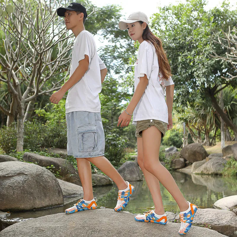 Quick-drying lace-up beach shoes in mesh with a coloured rubber sole.