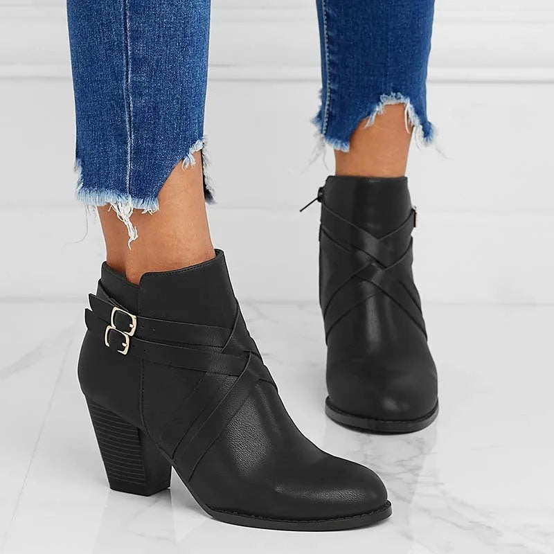 Grey ankle boot with a side zipper, 7cm rubber heel, and decorative buckle, shown on a plus-size mannequin foot.