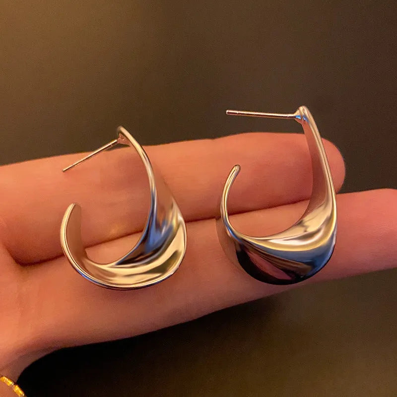 Twisted geometric metal earrings with round element in gold or silver electroplated finish