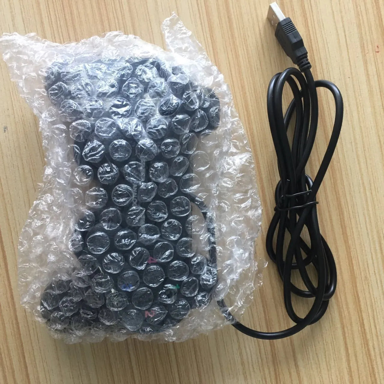 Wired USB gamepad in black, 1.5-metre cable, PC controller with buttons and analogue sticks