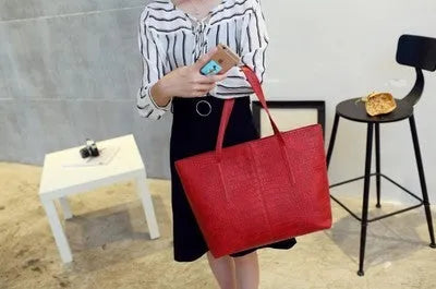 Women's simple fashion shoulder bag in black or grey with European design for spring summer 2021
