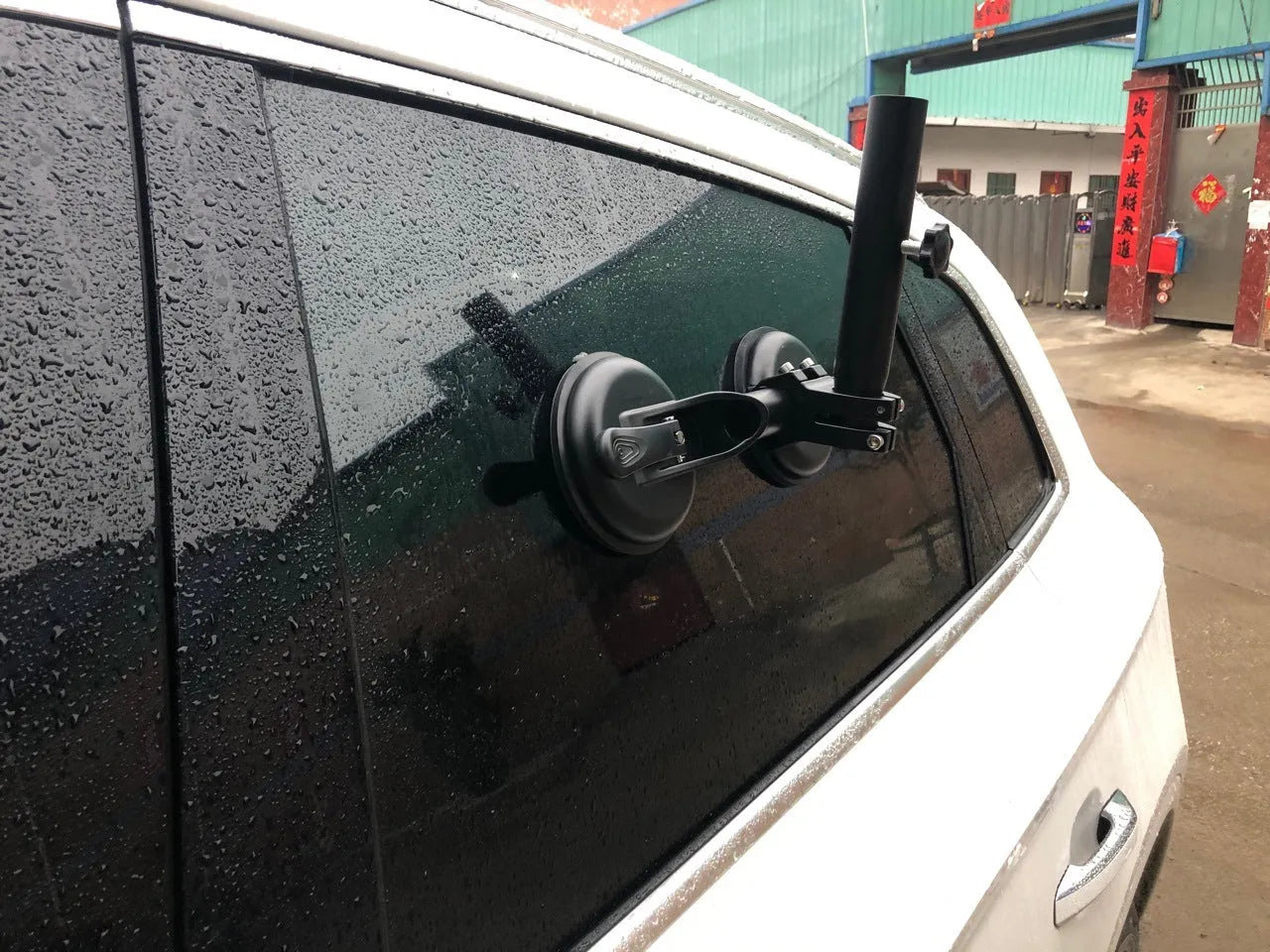 Black off-road car sucker base with round glass sucker for flagpole mounting