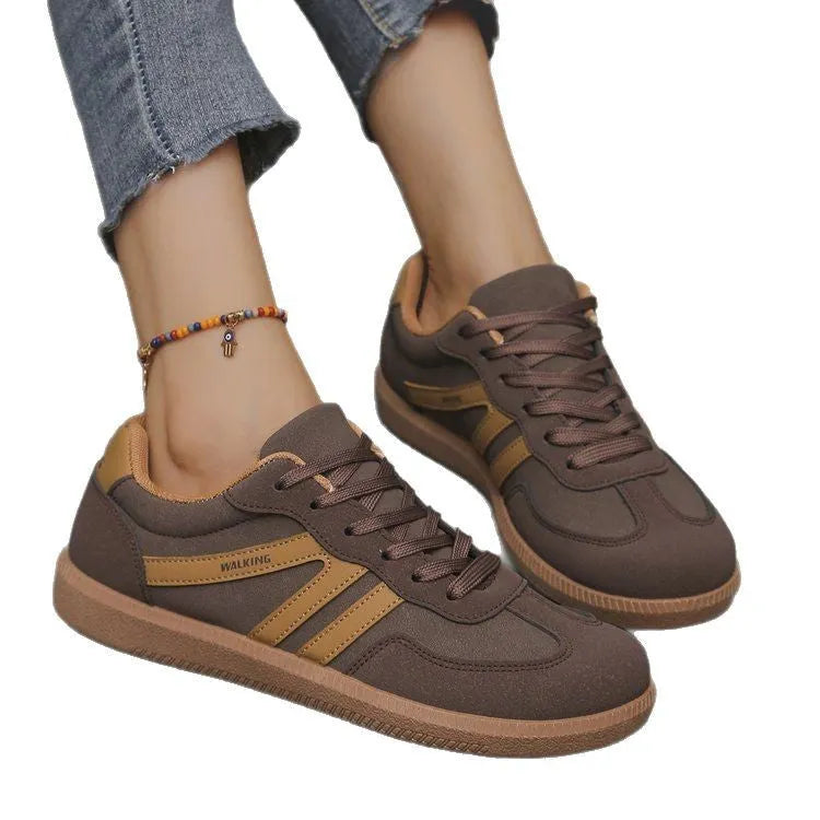 Low-top casual sneaker with artificial PU upper and rubber sole in a wine red colour.