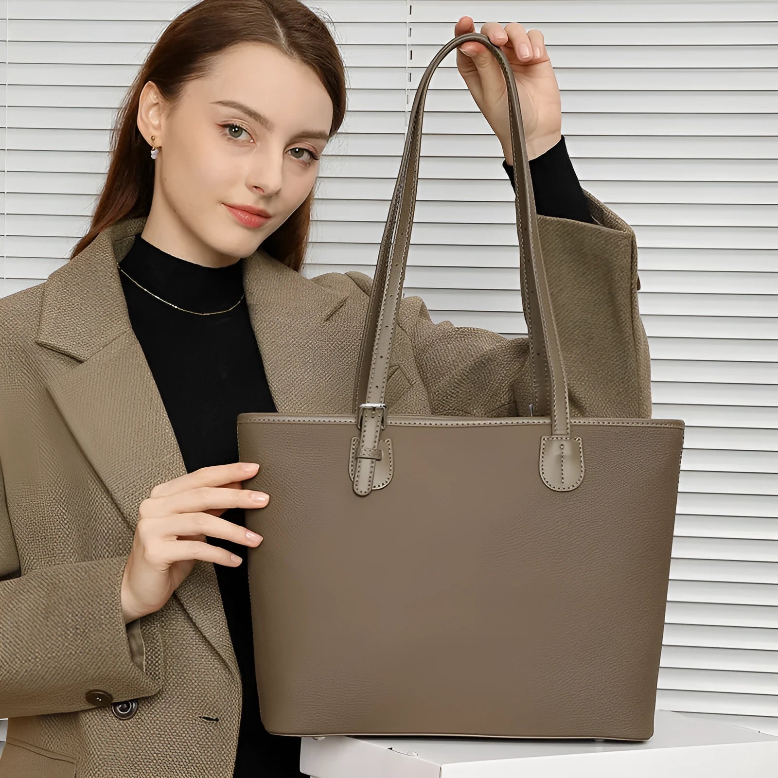 Genuine leather women's tote bag with internal organisers in black grey colours