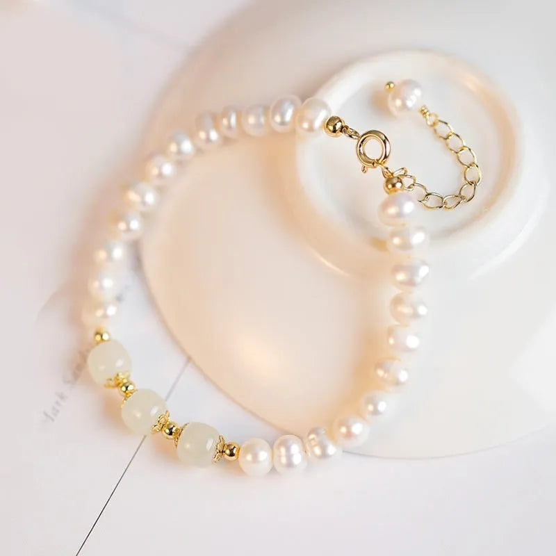 Freshwater pearl bracelet with diamond-shaped pearls in Hetian jade colour on an adjustable chain.