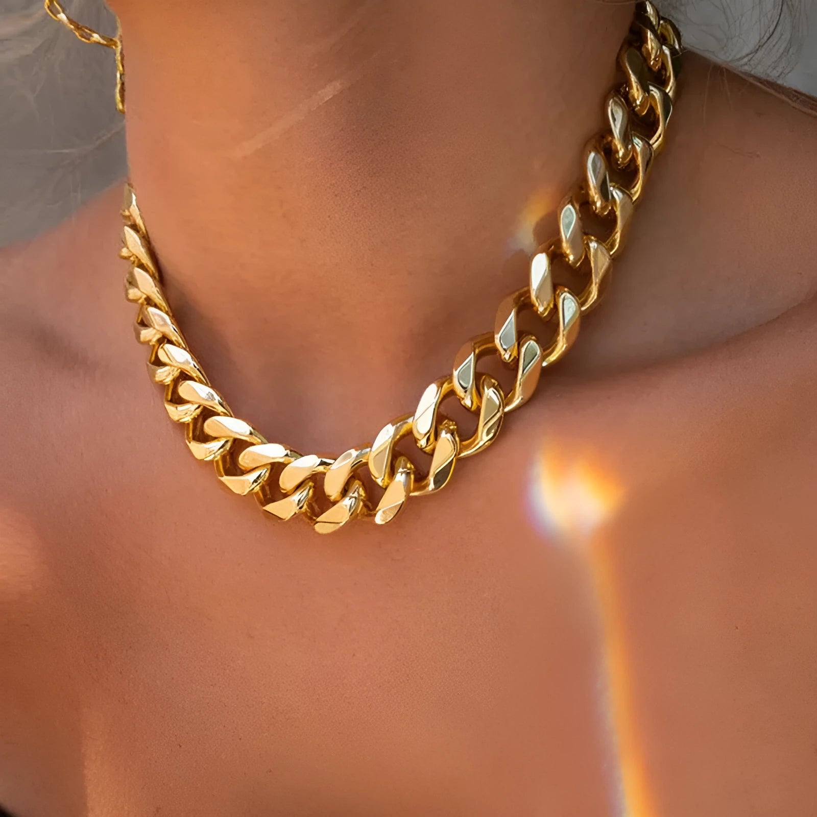 Gold-colour thick chain women's necklace with a 6cm component on a 32cm chain.
