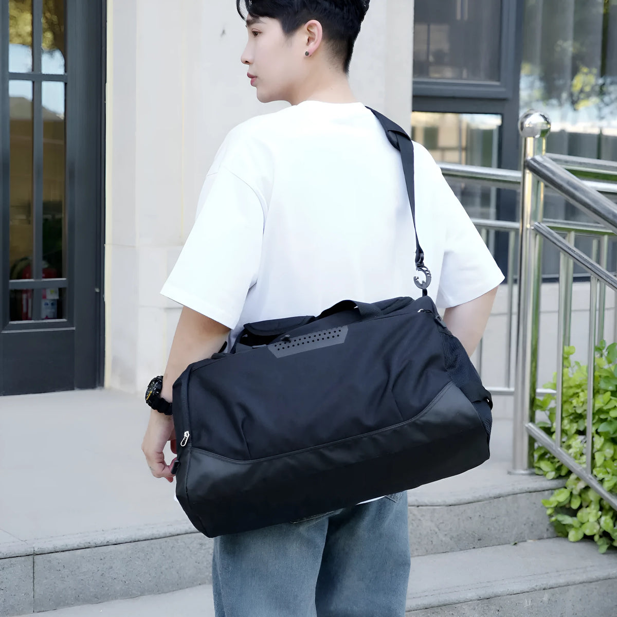 Large capacity dry wet separation sports gym bag in black, waterproof Oxford cloth with retro stitching