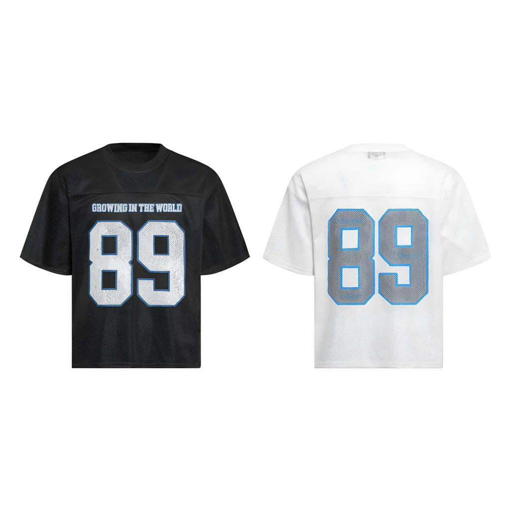 Loose-fitting casual t-shirt in black or white colour with regular sleeves and pullover style