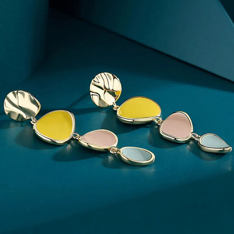 A pair of simple vintage alloy disc earrings with a Morandi three-colour oil drip finish.