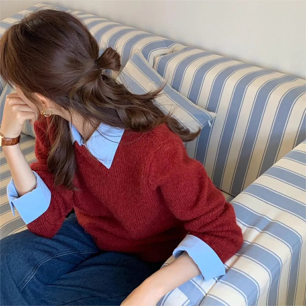 Women's loose fit knitwear top with contrast colour lapels, long sleeves, in solid colour polyester jersey.
