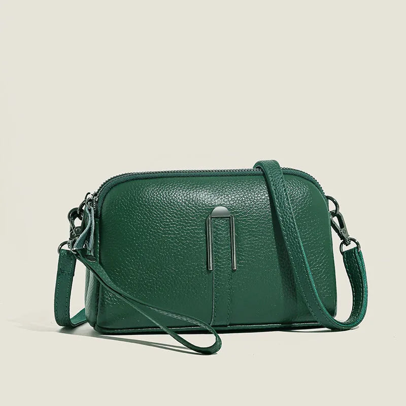 Women's genuine leather shoulder bag in horizontal square shape measuring 19x13x6 cm