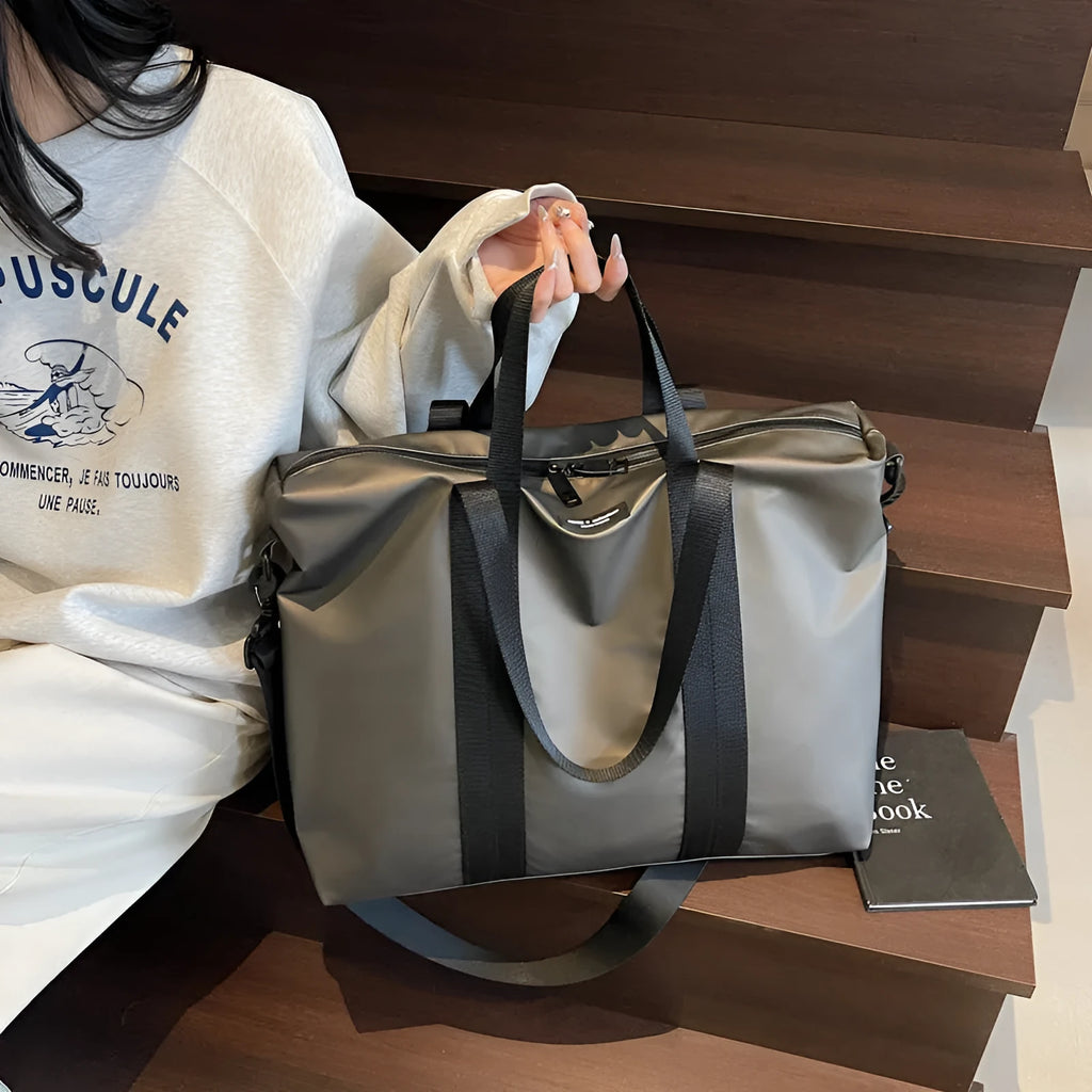 Lightweight Oxford cloth tote travel storage bag in solid colour with 20-35L capacity.