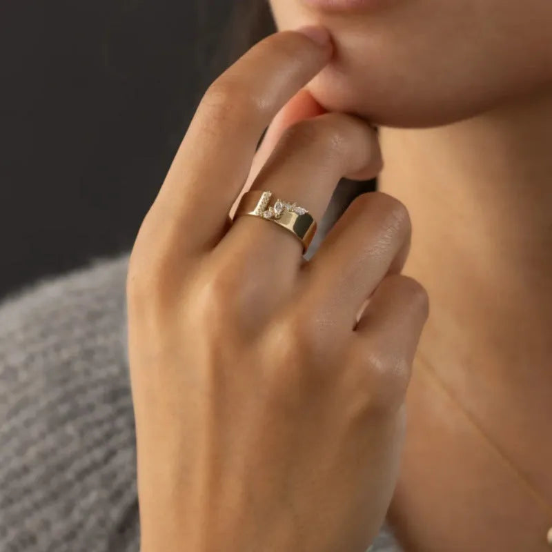 Gold-colour women's ring with shining zircon stone on copper band
