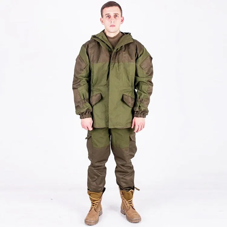 Men's tactical outdoor battle suit set consisting of a jacket and trousers in a military green colour.