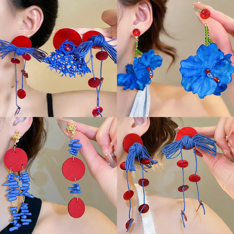 Geometric women's earrings with round elements in silver needle and blue resin flower colours on cloth base