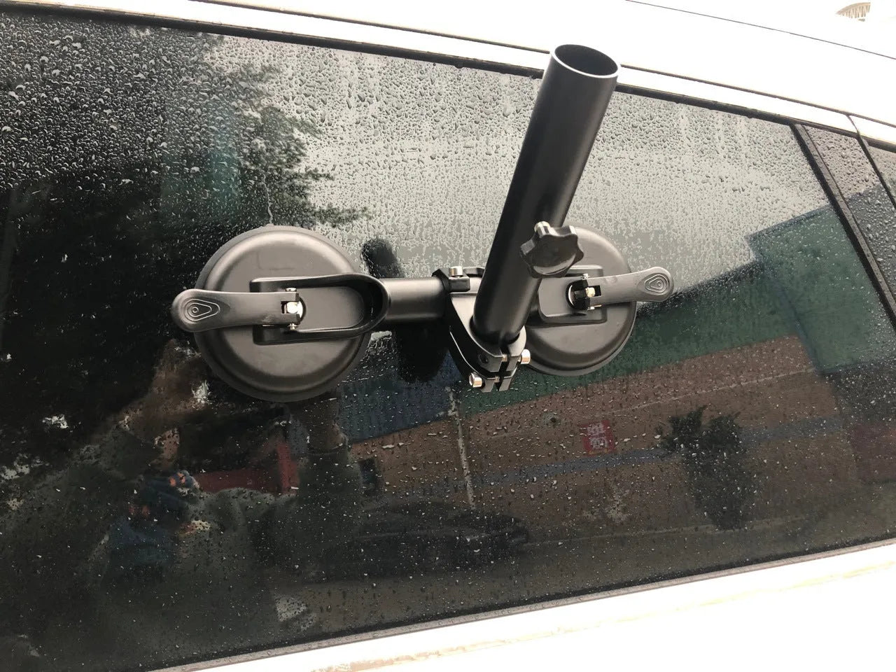 Black off-road car sucker base with round glass sucker for flagpole mounting