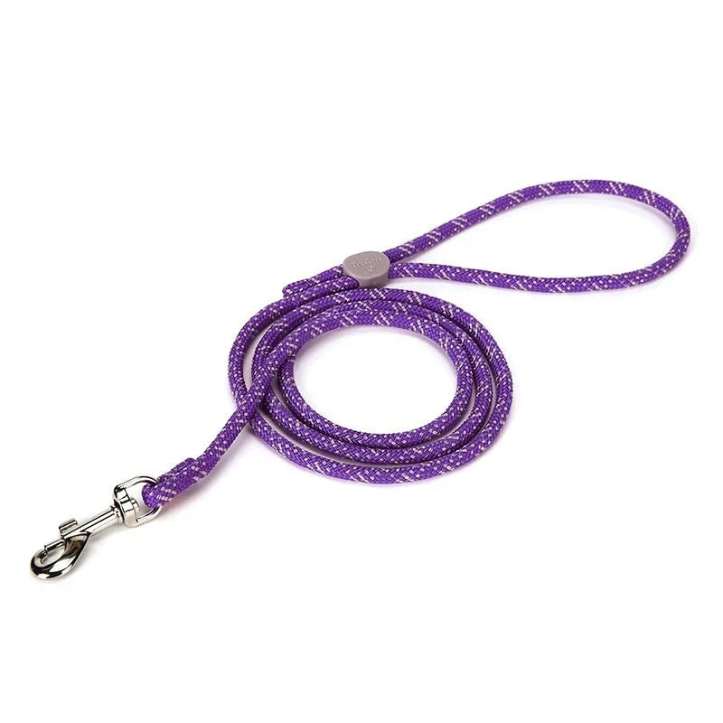 Adjustable sliding pet leash in nylon with zinc alloy hooks and plastic buckle in multiple colours and two sizes S and M.