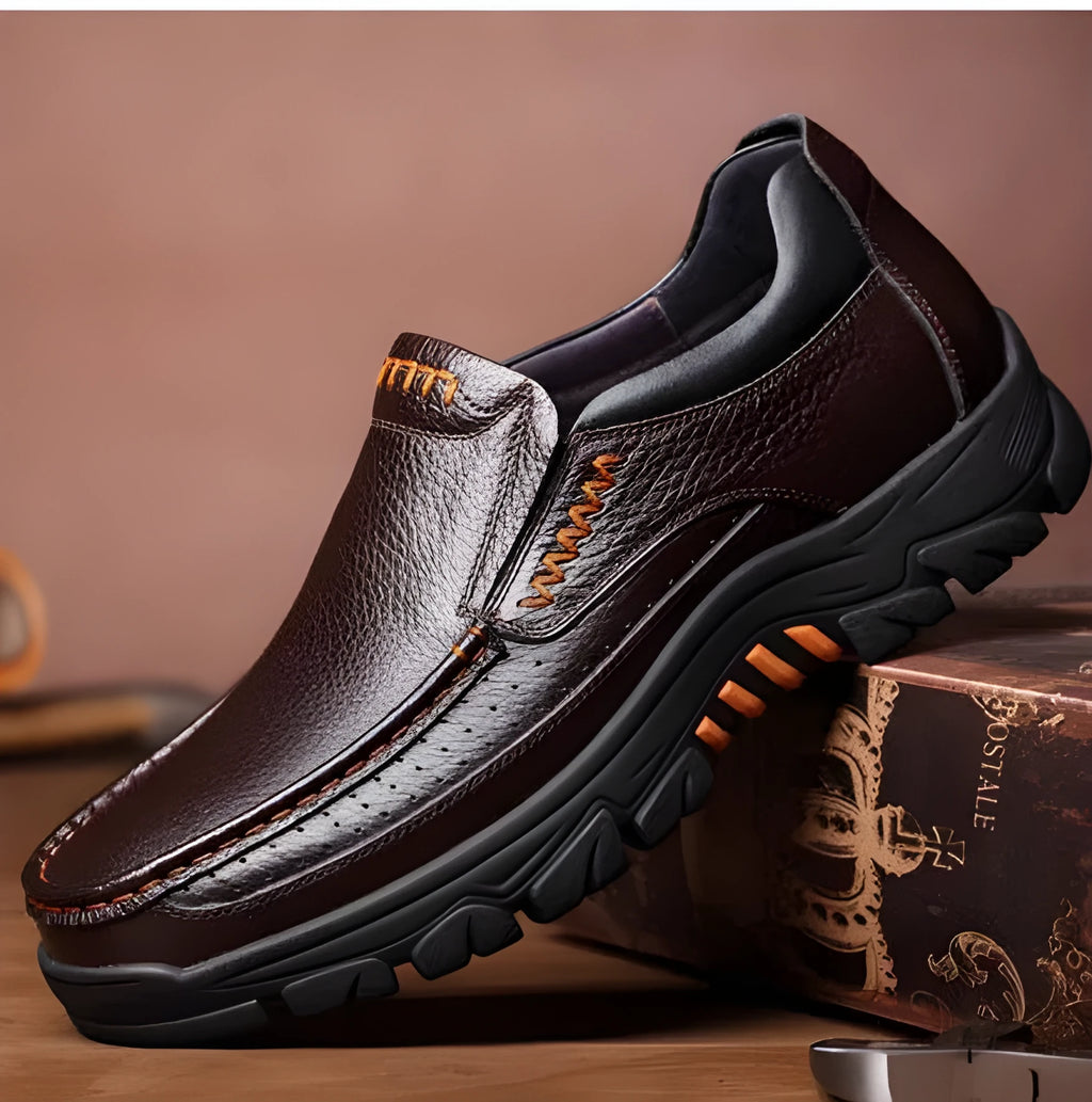 Business casual slip-on shoes in cowhide leather with rubber sole, available in black and brown