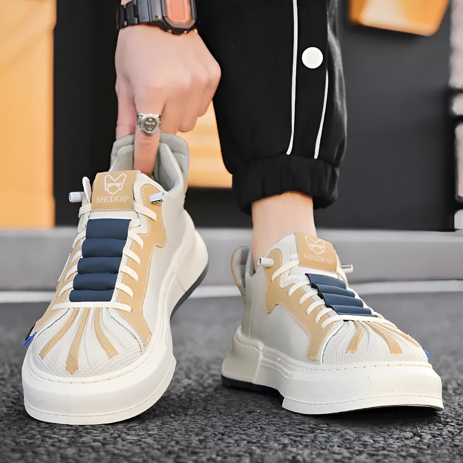 Men's beige low-top casual sneakers with elastic band and round toe on a white background.