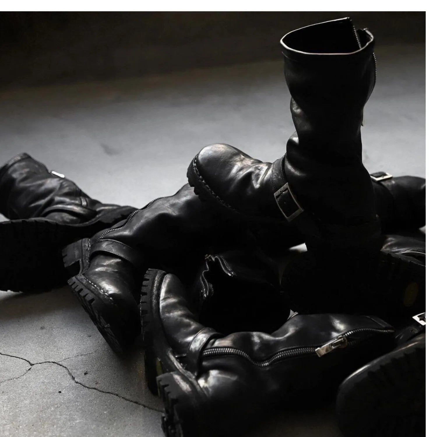Men's dark retro ankle boots with a side zipper, shown in black.