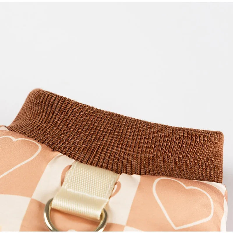 Quilted two-legged pet vest in brown with bear print and integrated leash ring, for cats and dogs in autumn and winter.
