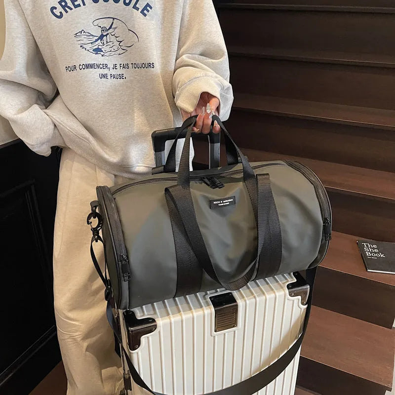 Black waterproof Oxford cloth sports handbag for men and women, suitable for leisure travel.