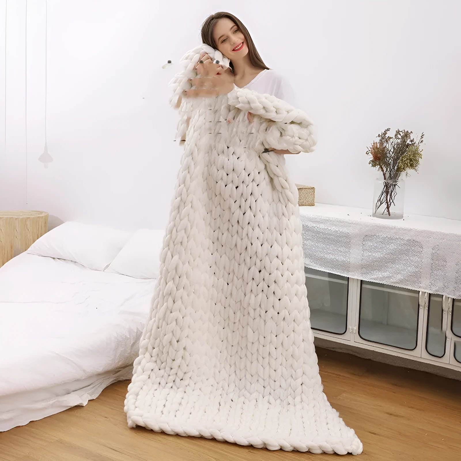Hand-woven white wool and chenille blanket 100x200cm thick 6cm on a bed