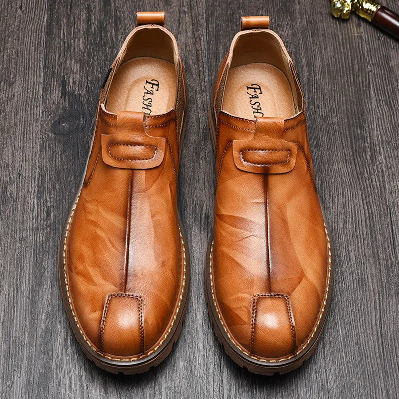 Men's casual cowhide leather loafers with round toe and rubber sole in black colour
