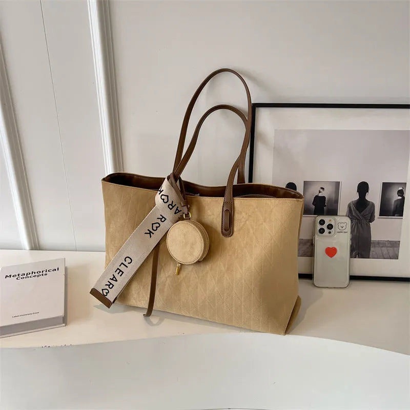 Large casual women's tote shoulder bag in polyester with internal zipper compartment and sandwich pocket