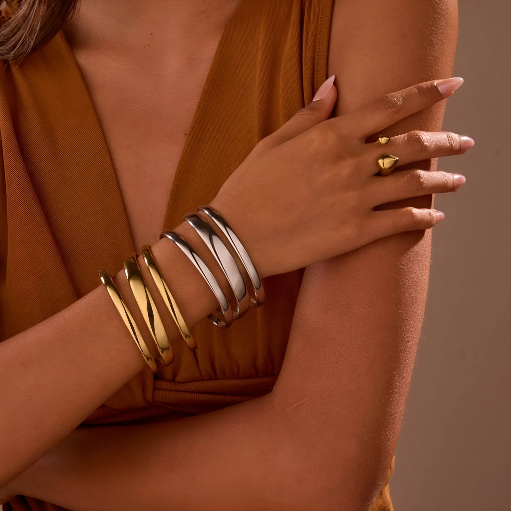 Women's stainless steel geometric line bracelet with 18K gold plating and simple opening clasp