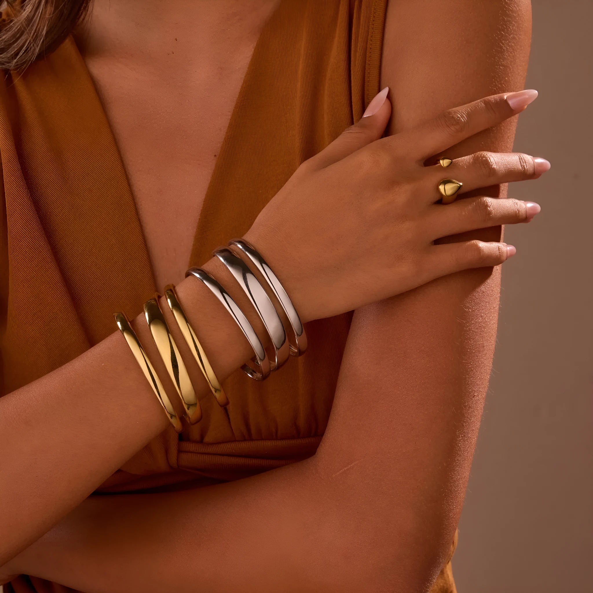 Women's stainless steel geometric line bracelet with 18K gold plating and simple opening clasp